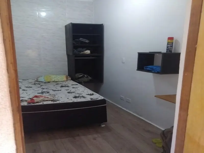 Quarto simples e organizado no Hostel Gentil Braga